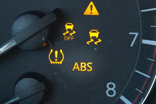 Errore sensore ruota ABS: quando il problema non è dove pensi ABS Brake System BeeFixTech ABS Meccatronica cuscinetto ruota anello magnetico ABS, diagnosi ABS centralina o sensore, sensore ABS ruota anteriore errore, spia ABS accesa causa